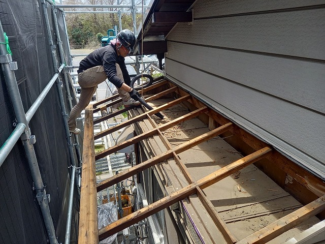 キッチン窓の庇屋根の葺き替え